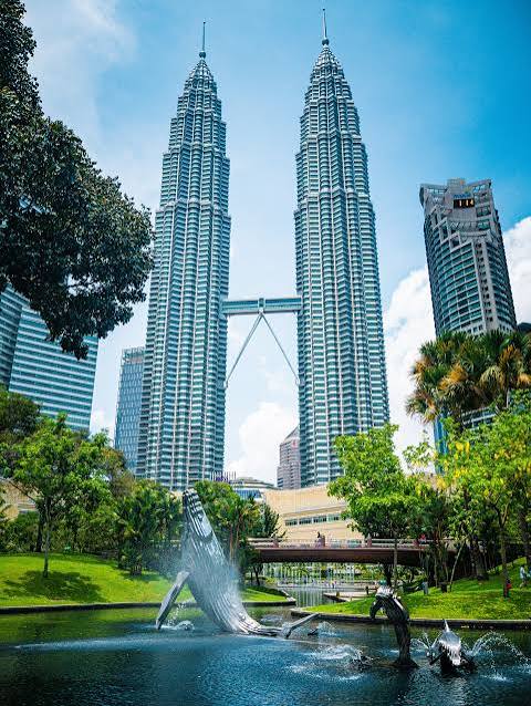 Menara Berkembar Petronas dan taman di Kuala Lumpur