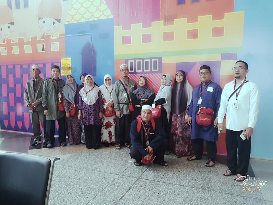 Rombongan bergambar bersama di ruang menunggu lapangan terbang