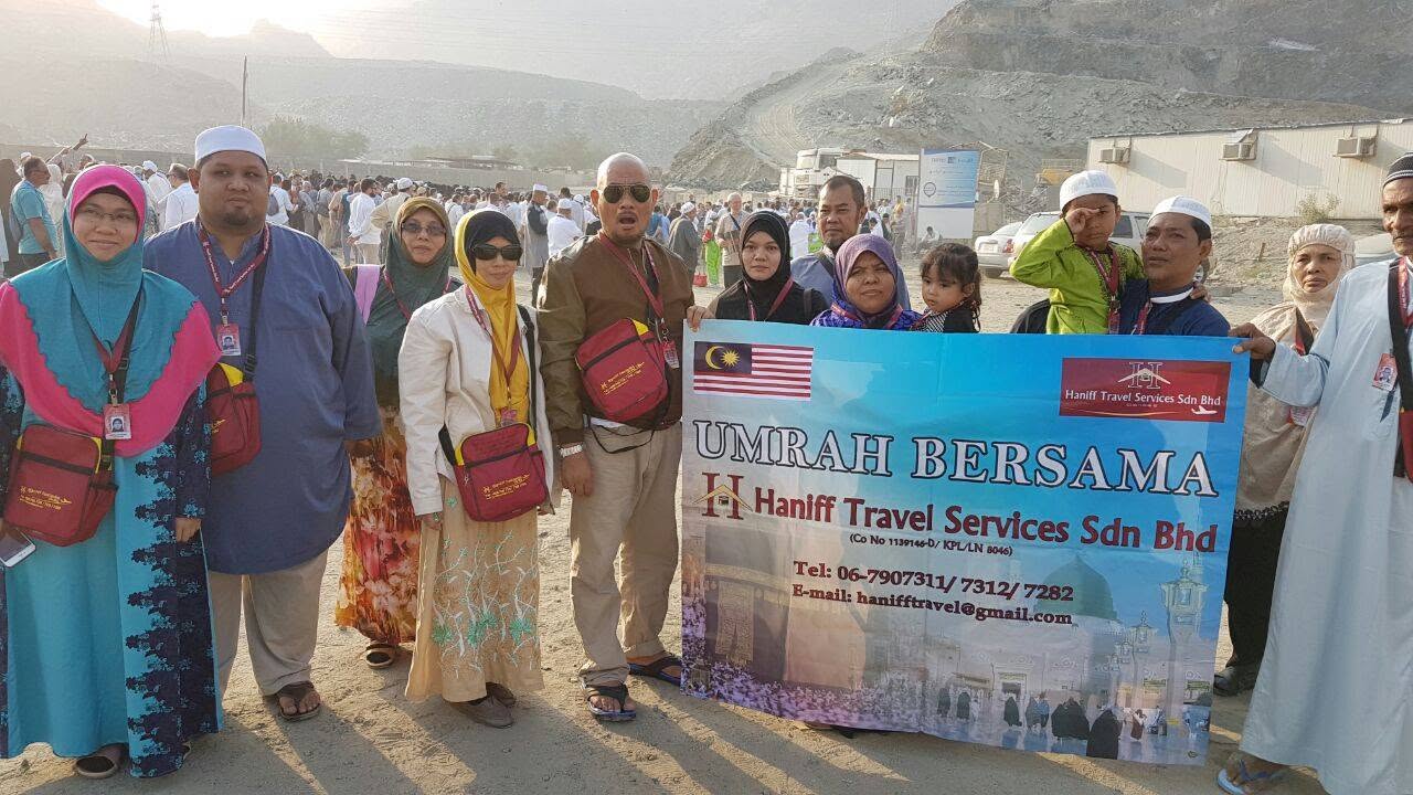 Rombongan bergambar bersama kain rentang Umrah Haniff Travel Services